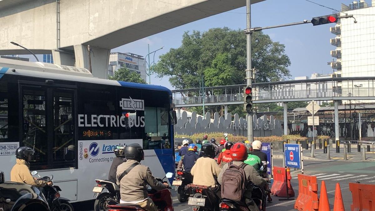 Traffic Diverted on Gatot Subroto to Mampang Prapatan After Truck Strikes Footbridge