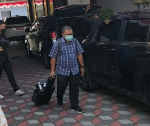 KPK Removes Three Suitcases of Evidence from Sukoharjo Regent's Office