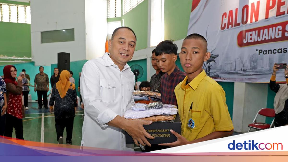 Surabaya City Government Distributes Education Aid to 7,380 Students