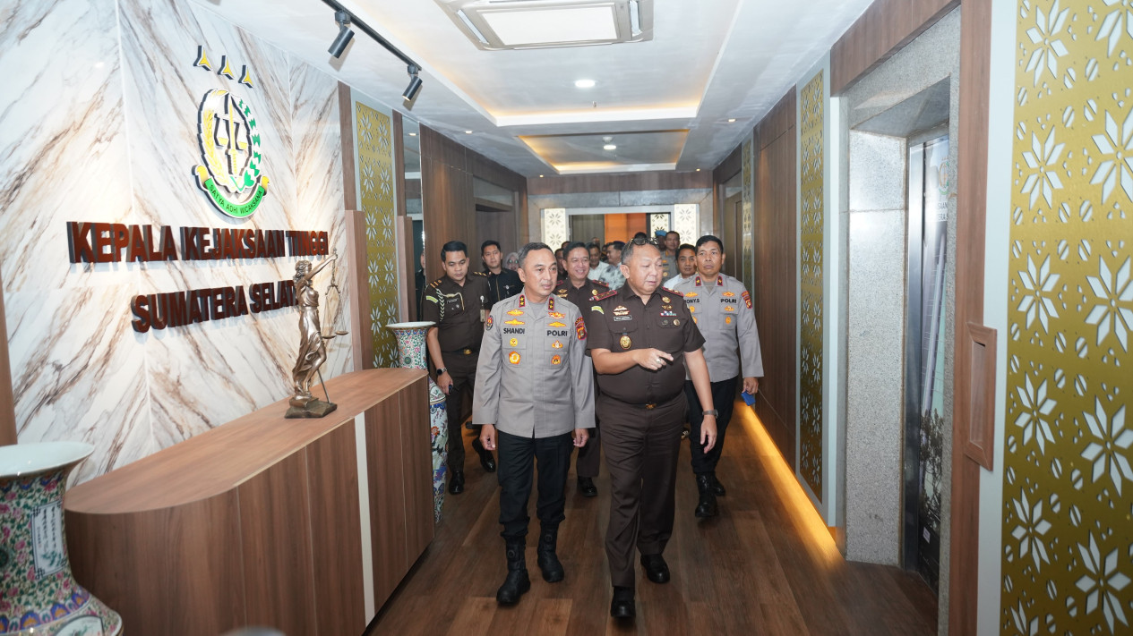 South Sumatra Police Chief Visits High Prosecutor's Office, Dismisses Friction Rumours and Affirms Brotherhood