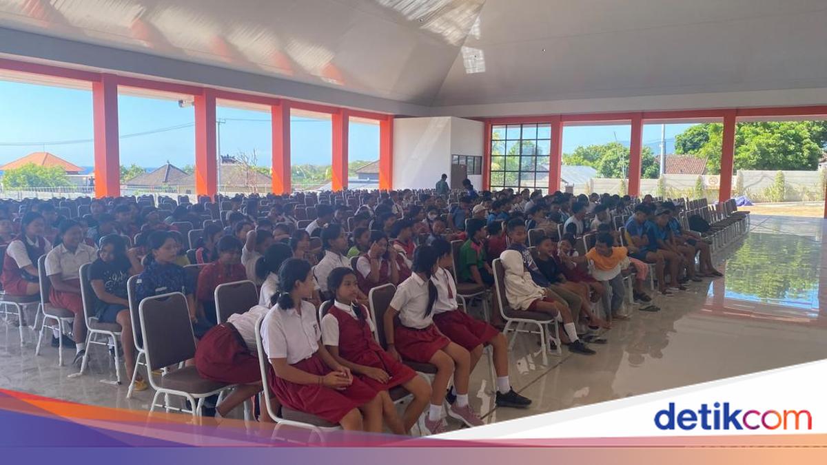 Karangasem People's School Offers Hope to Students from Underprivileged Families