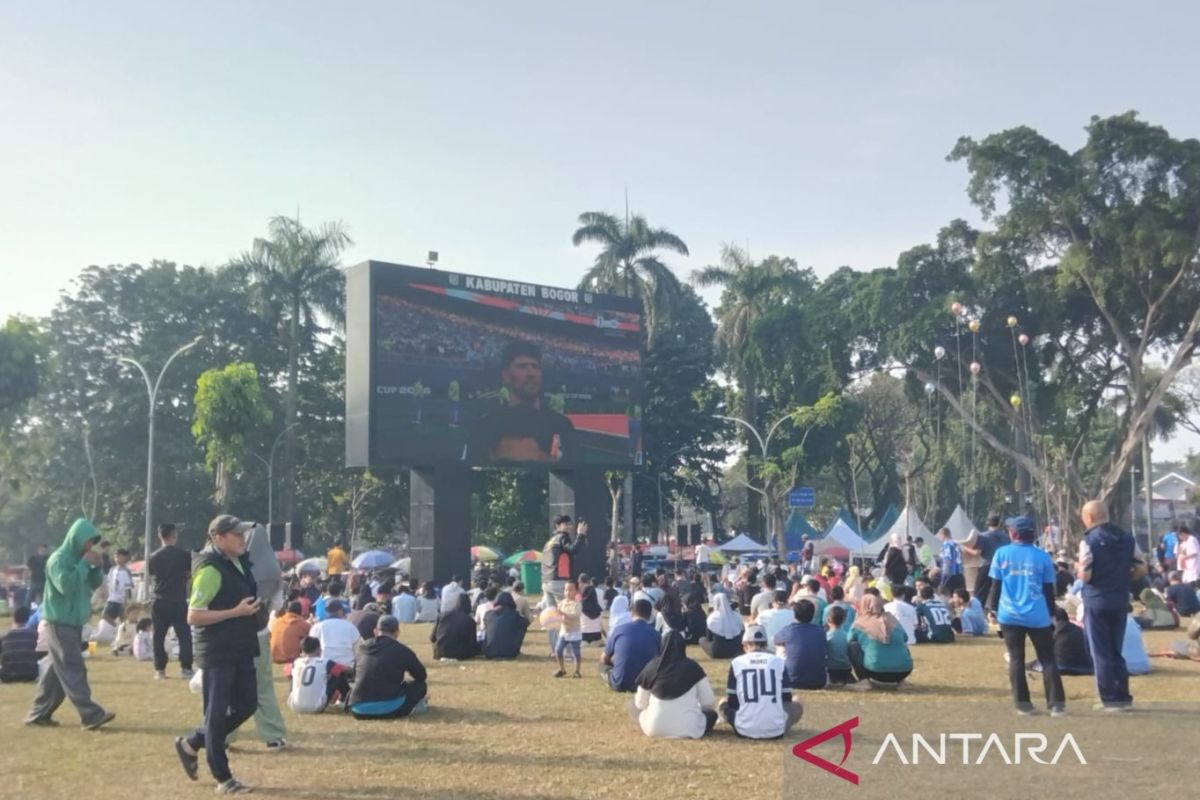 Bogor Regent Allows Street Vendors to Trade at Tegar Beriman Square with Conditions