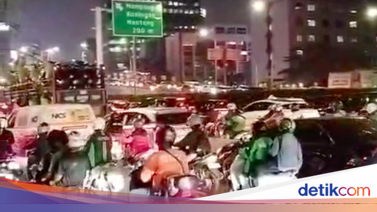 Gridlock Spreads to Gatot Subroto as Tendean Footbridge Demolition Continues