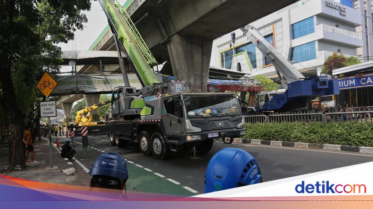 Traffic Gridlock as Tendean Footbridge Demolition Delays TransJakarta Corridor 13