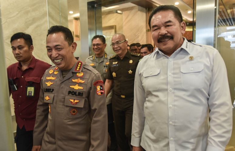 Police Chief's Safari to TNI and AGO Headquarters Seen as Move to Ease Inter-Agency Tensions