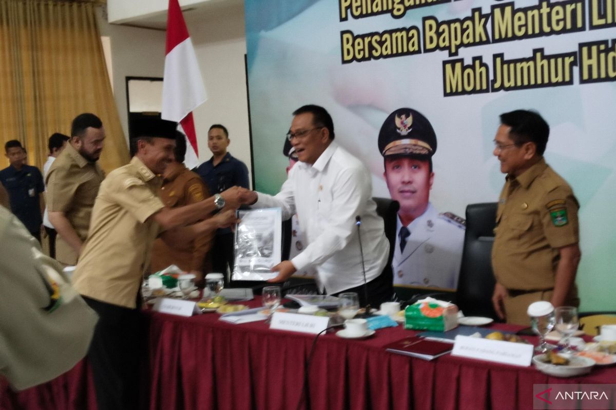Environment Minister Receives Requests for Waste Management Assistance in West Sumatra