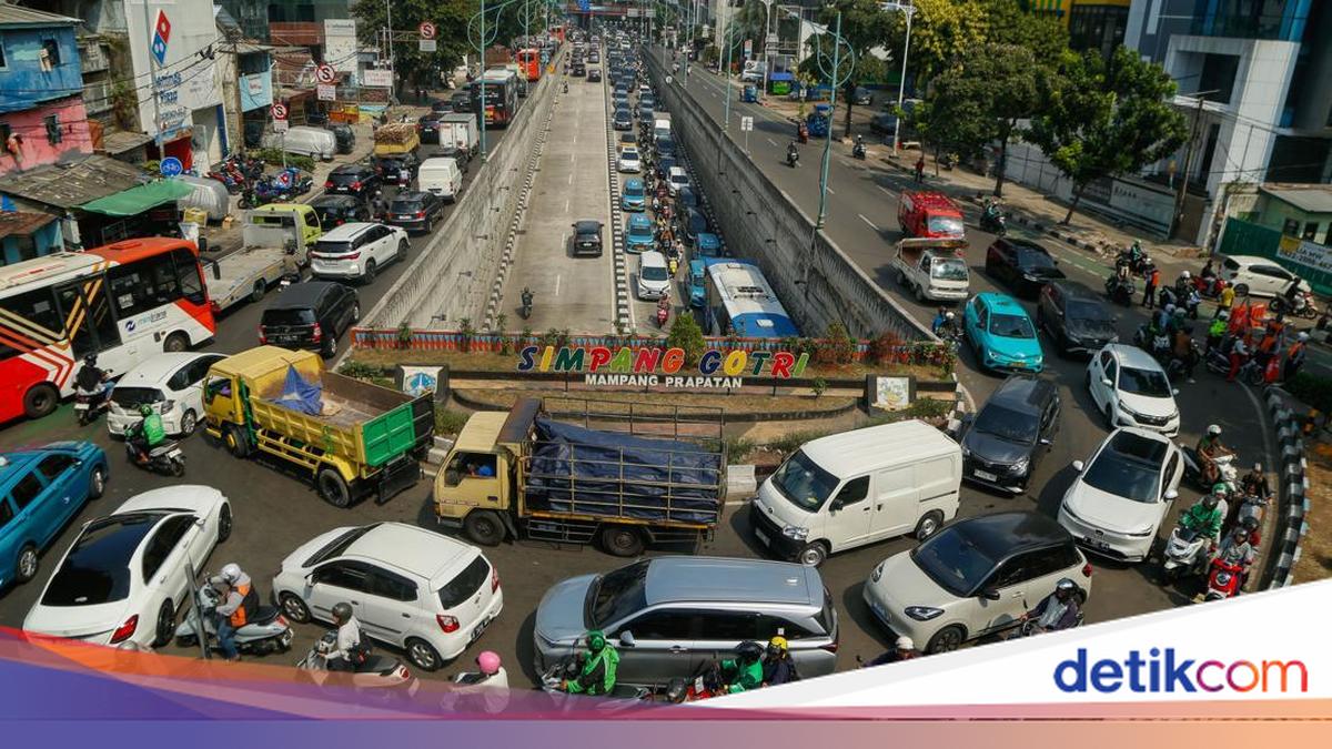 Widespread Traffic Chaos After Crane Truck Collapses Tendean Footbridge