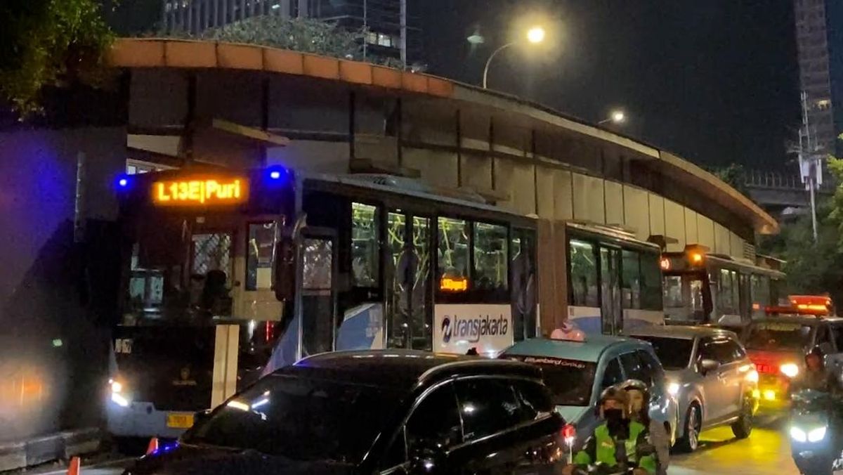 Transjakarta 'Skyline' Corridor Disrupted by Footbridge Demolition, Causing Gridlock