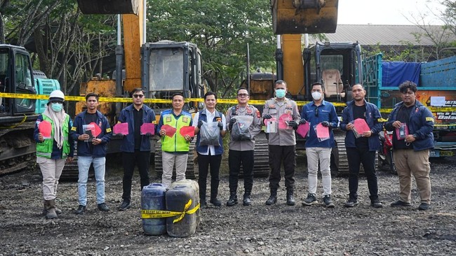 PTBA Supports Police in Uncovering Illegal Coal Mining Operation in Muara Enim