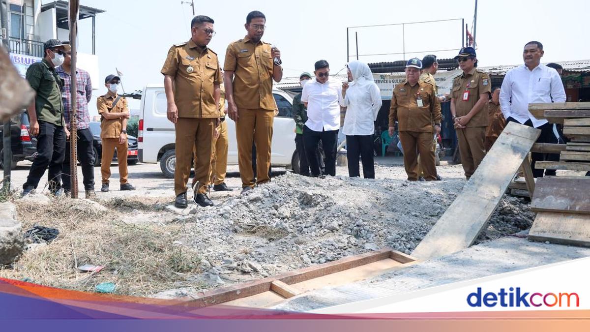 Residents Welcome Concrete Reconstruction of Teluknaga-Dadap Road in Tangerang