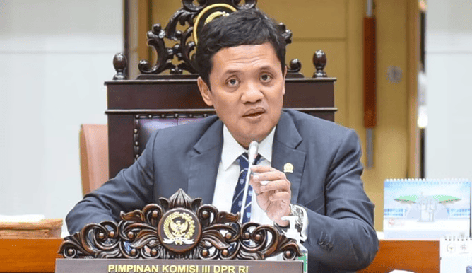 House Commission III Chair Explains Photo Op with Police Chief and Attorney General