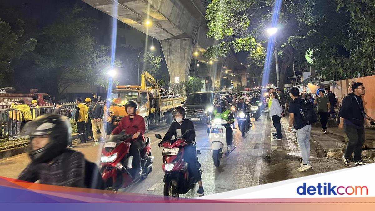 Tendean Footbridge Demolition Complete, South Jakarta Road Reopens in Both Directions