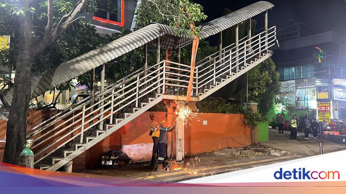 Tendean Pedestrian Bridge Demolition Targeted for Completion Tonight