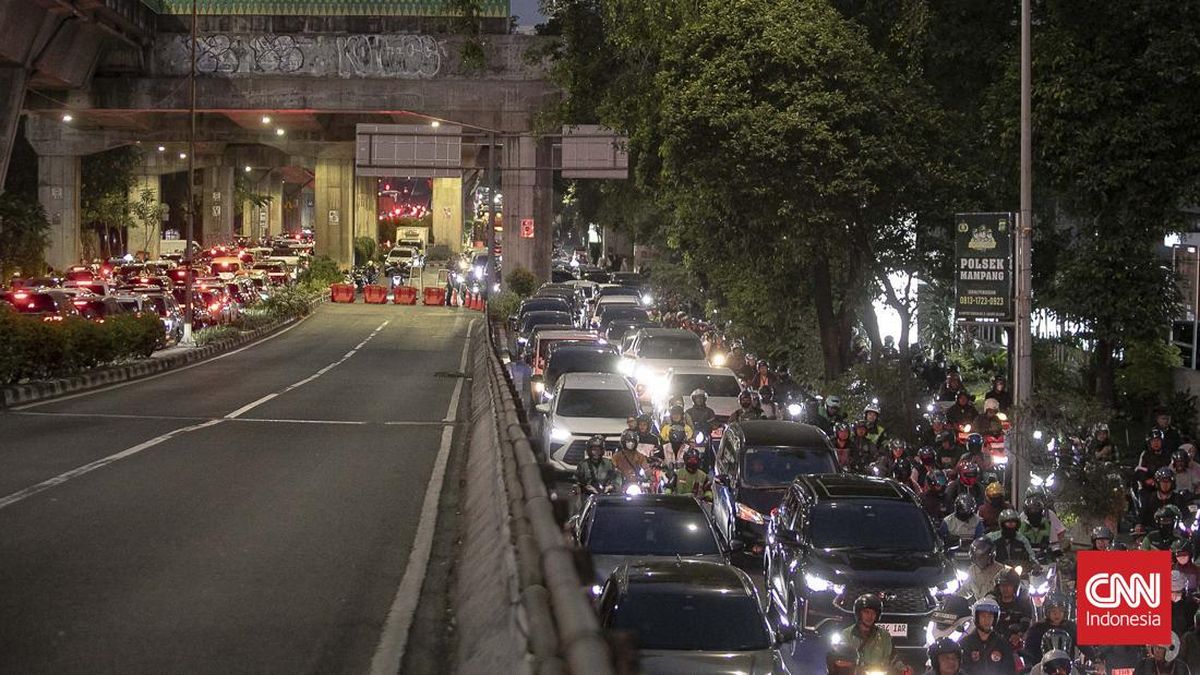 Tendean Road Towards Blok M Reopens After Footbridge Debris Cleared