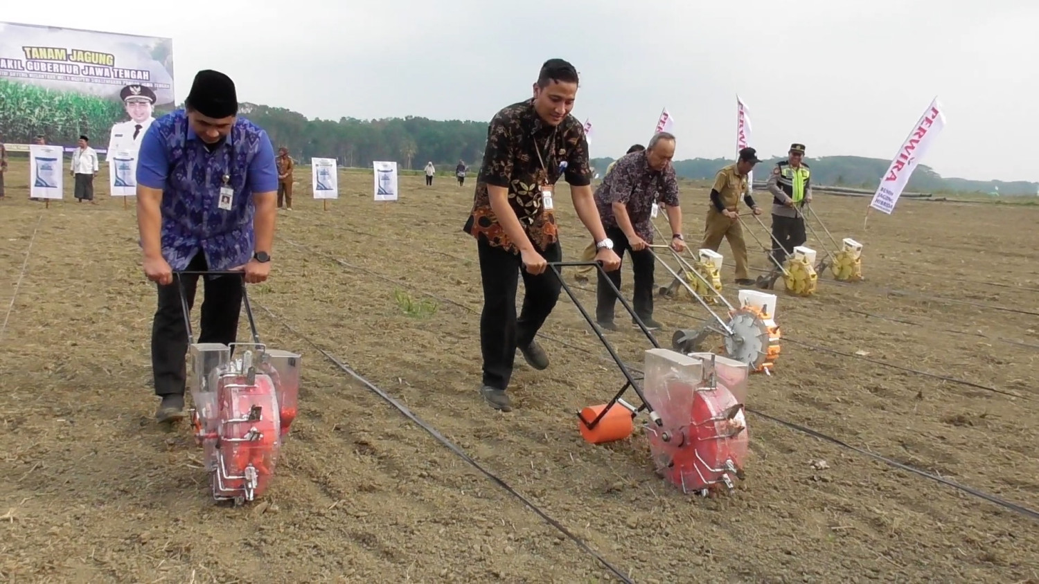 Central Java Deputy Governor Plants Maize with Santri in Pesantren Empowerment Drive