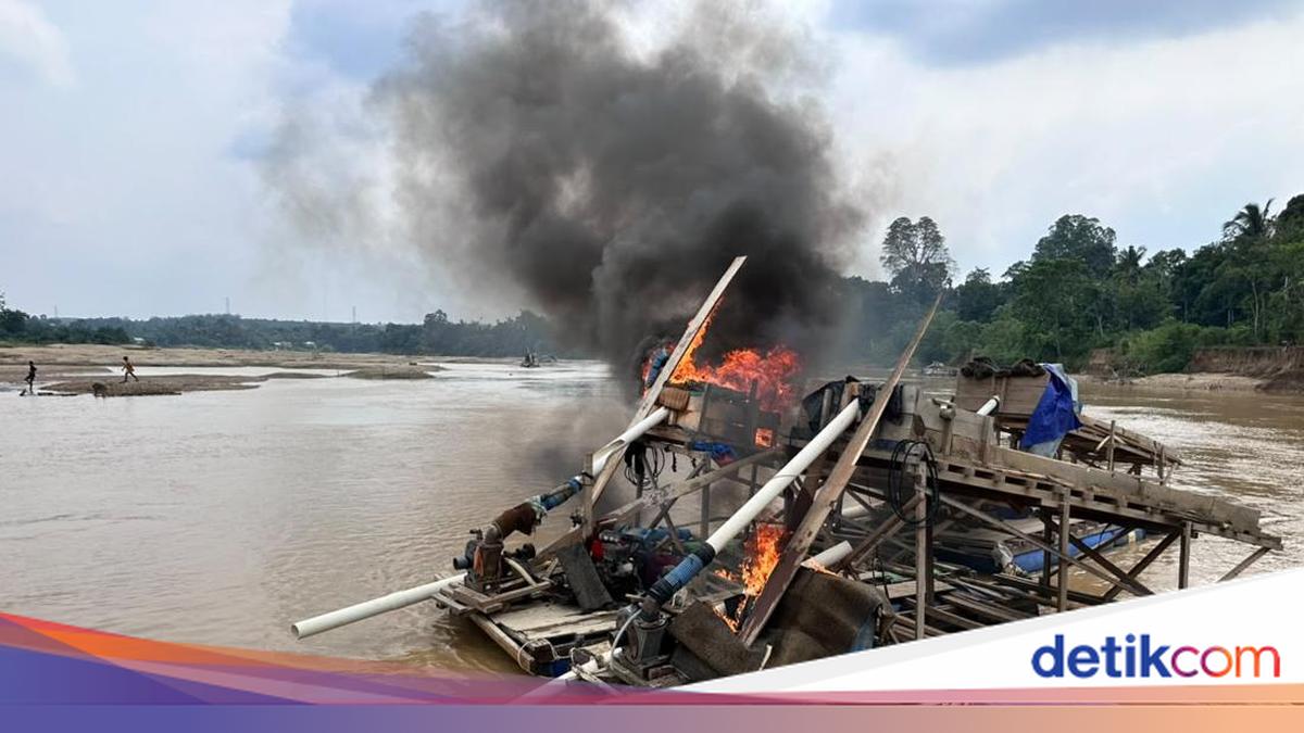 Responding to Public Complaints, Kuansing Police Destroy 48 Illegal Gold Rafts