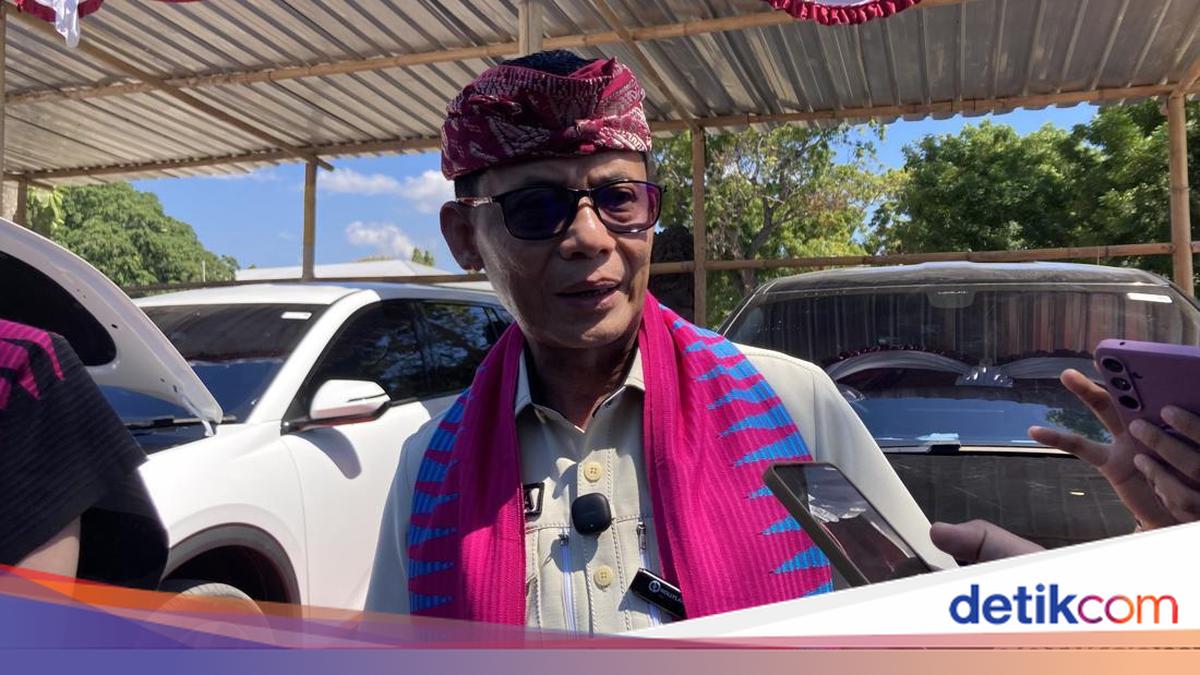 Regent Satria Threatens to Deport Unruly Tourists in Nusa Penida
