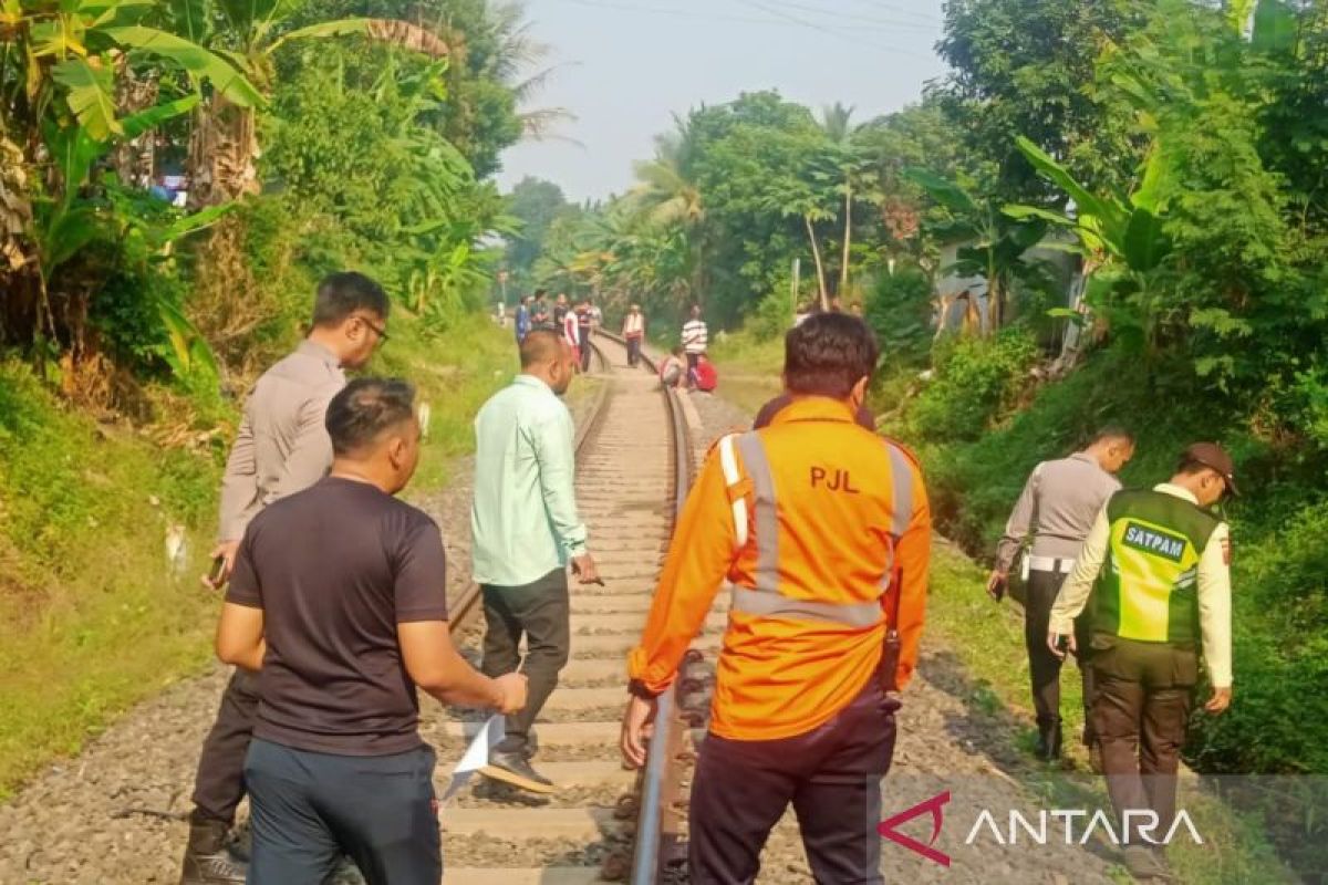 KAI Daop 2 Urges Cianjur Residents to Avoid Railway Tracks After Fatal Accident