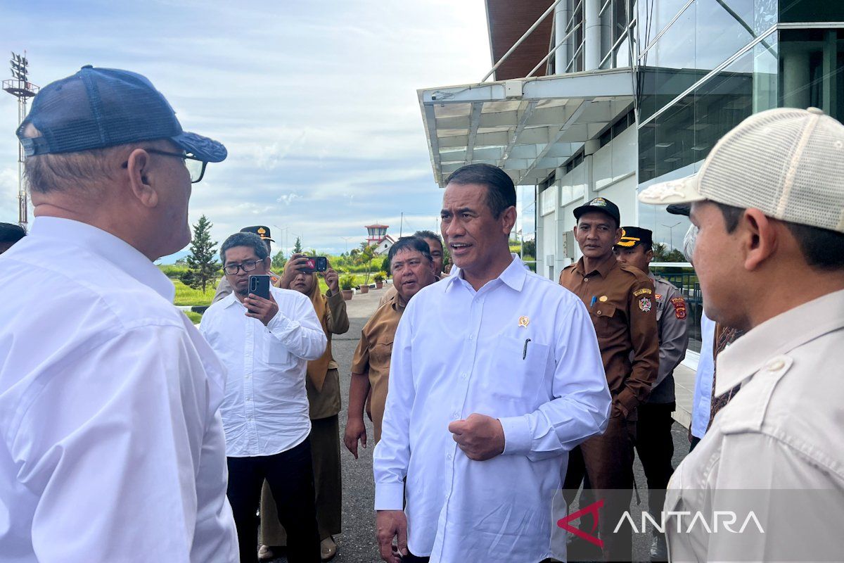 Agriculture Minister hands over Rp1 billion for mosque repairs in Bener Meriah, Aceh