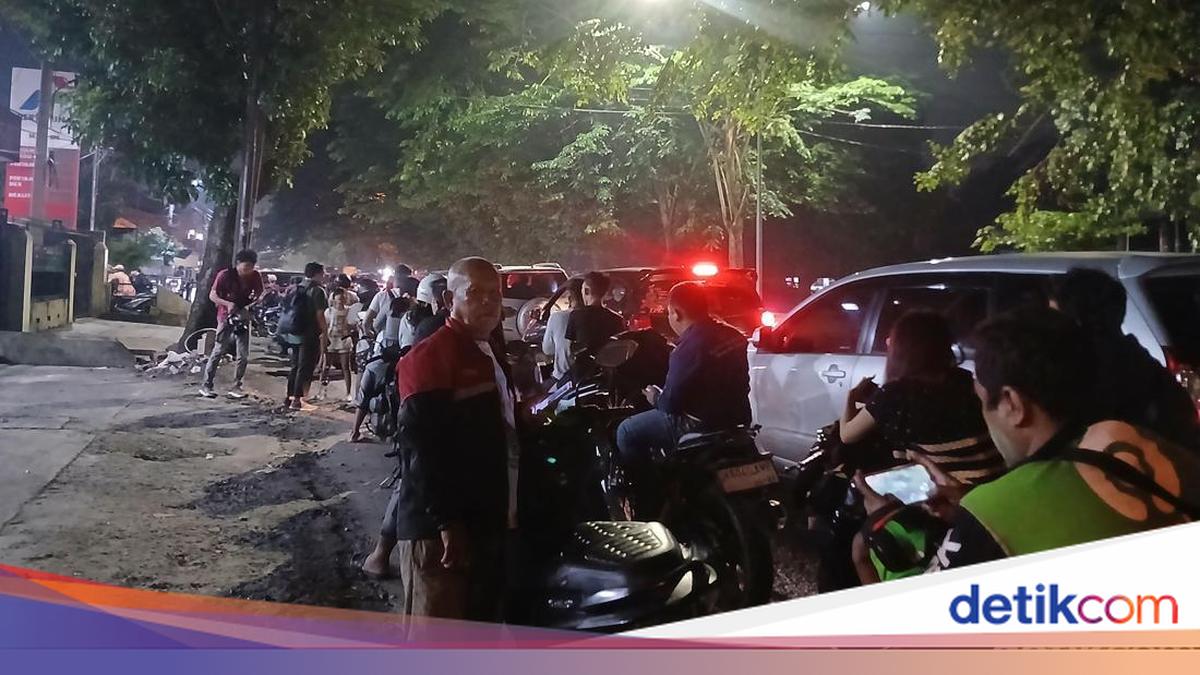 Fuel Scarcity Hits Medan, Residents Queue for Hours at Petrol Stations