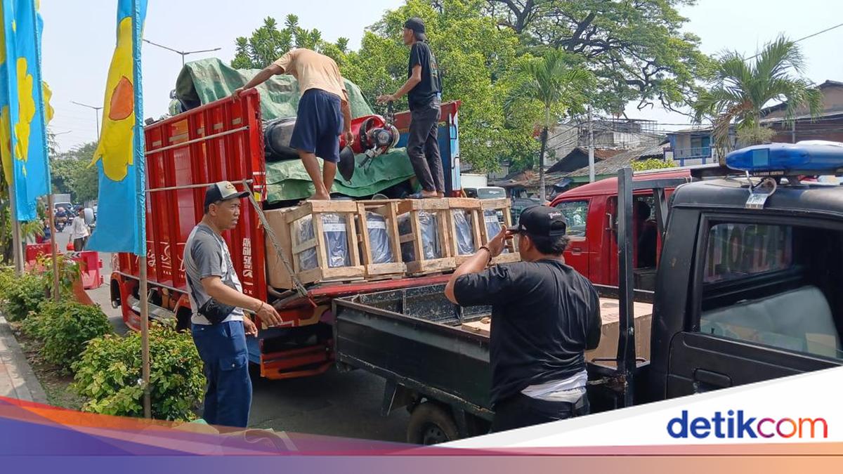 Police Foil Smuggling of 12 Motorcycles Camouflaged as Furniture to Sumatra