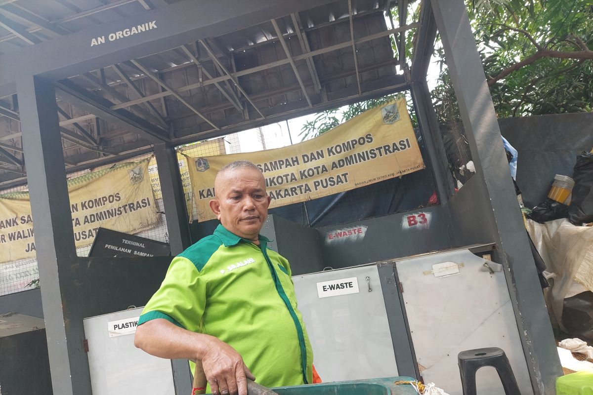 Central Jakarta Mayor Urges Harapan Mulia Residents to Sort Waste from Home