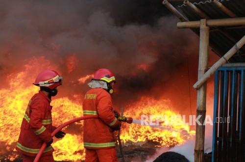 1.5-Hectare Land Fire Disrupts Driver Visibility on Pantura Cirebon