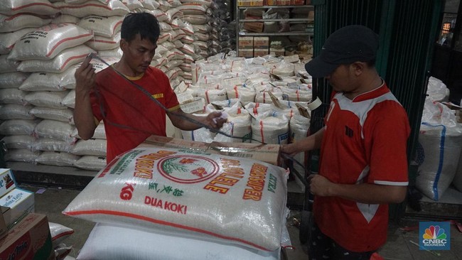 Former Indonesian Minister Spotted Selling Rice at Glodok Market
