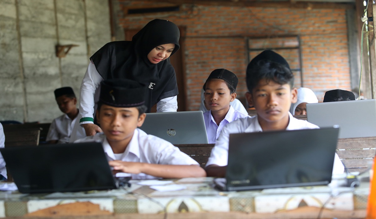 Indonesia's Digital Competitiveness Rises, but Human Resource Quality Remains a Challenge