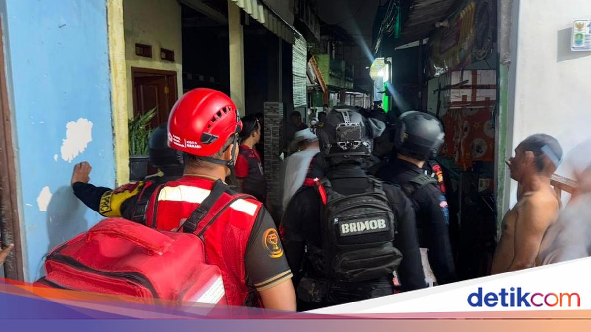 Brimob Polda Metro Assists in Extinguishing Fire During Night Patrol in Bekasi