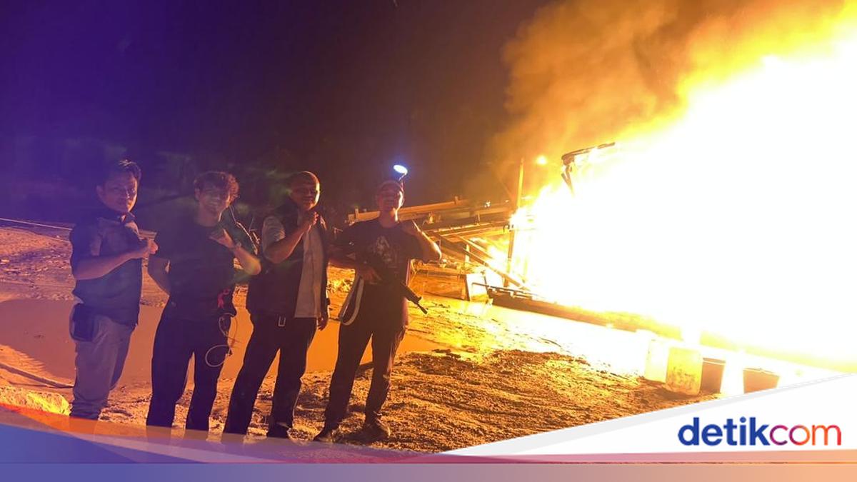 Police Arrest Two Illegal Gold Miners in Kampar, Destroy 12 Rafts