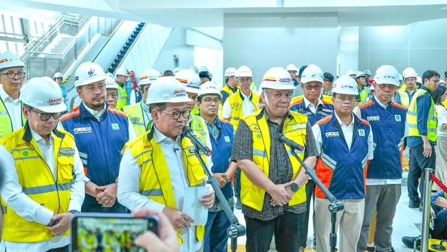 Governor Pramono Visits Waskita's LRT Jakarta Phase 1B Project