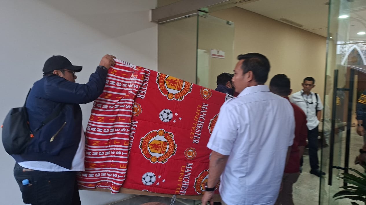 Mystery Manchester United-Covered Frame Emerges During Transfer of Febrie Adriansyah's Evidence to AGO