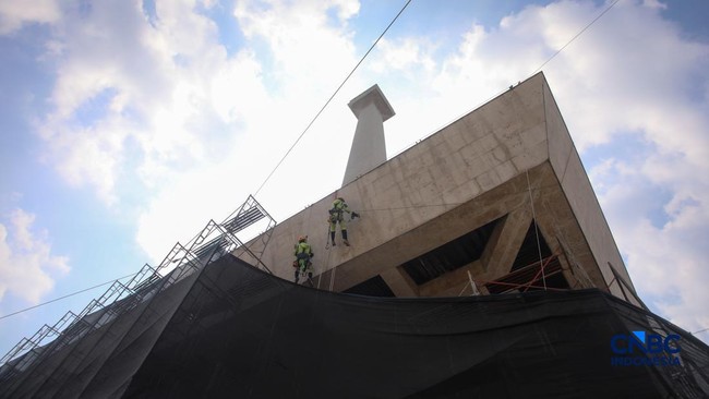 Like Rock Climbing: Photos of Workers Suspended to Clean Monas