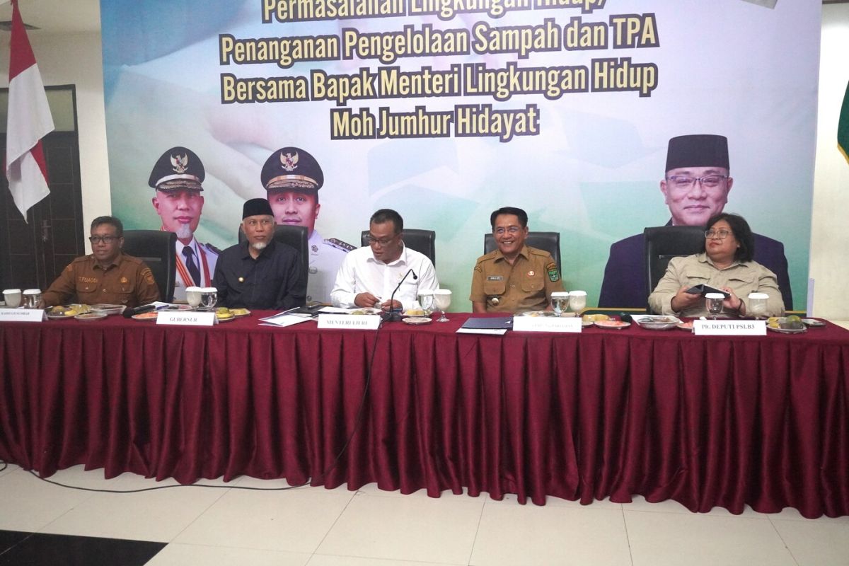 Environment Minister demands West Sumatra waste issues resolved by 2027
