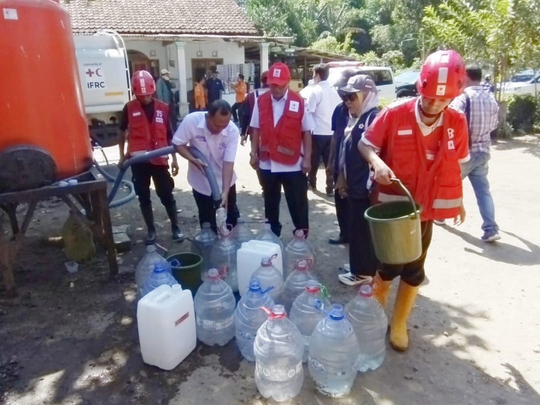 Hundreds of Jember Residents Face Clean Water Shortage, PMI East Java Distributes Aid