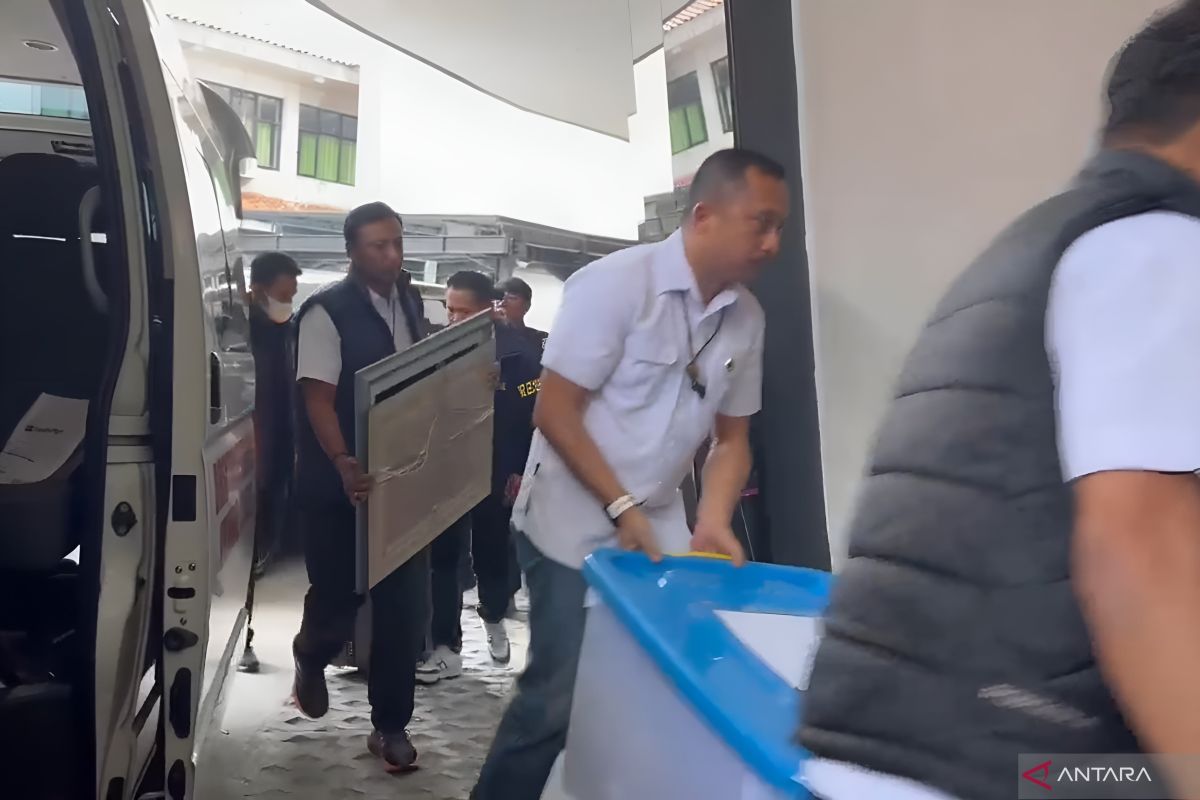 Attorney General's Office Receives Evidence for Three Corruption Cases from Police