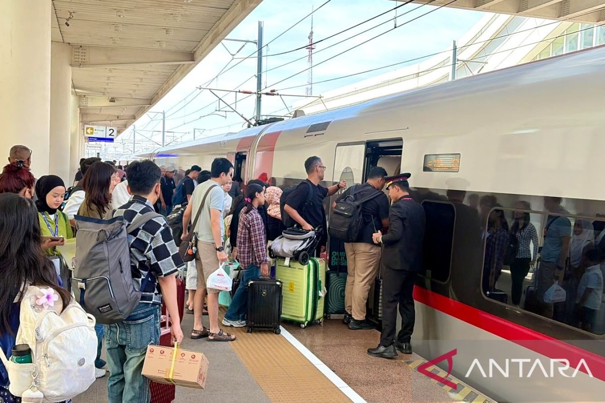 Whoosh High-Speed Train Serves 573,780 Passengers During School Holiday Period