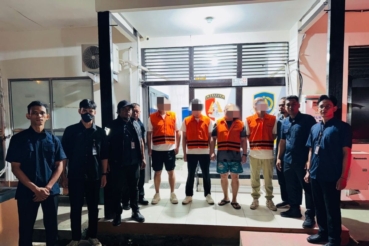 Singkawang Immigration Deports Four Chinese Nationals for Data Violations