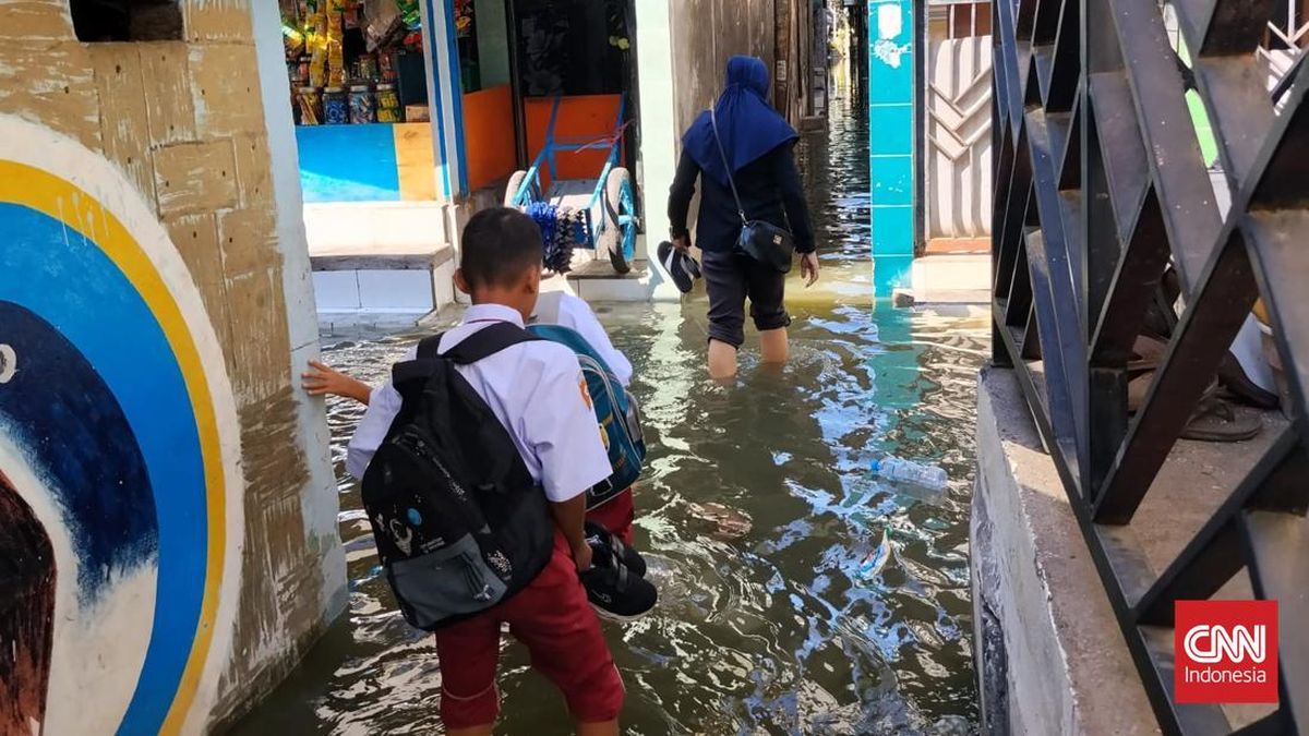 Tidal Floods Inundate Surabaya Coastline, Disrupting Schools and Economic Activity