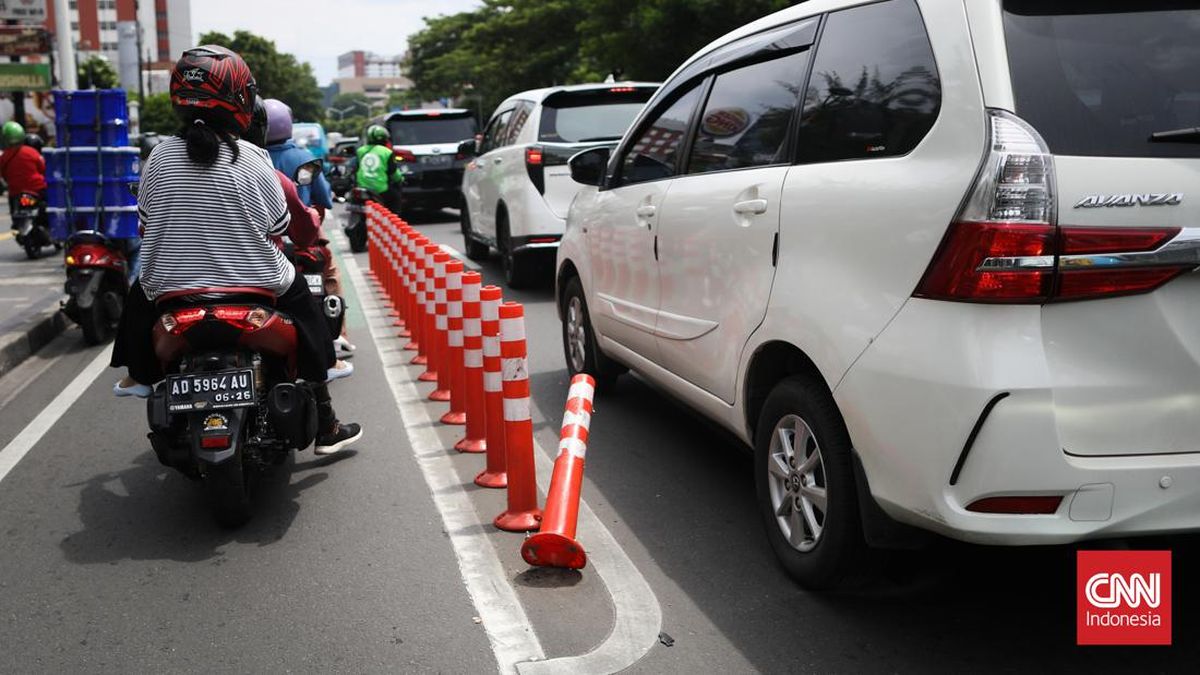 Complaints Mount Over Stick Cone Installation in Rawa Buntu, Worsening Traffic Jams