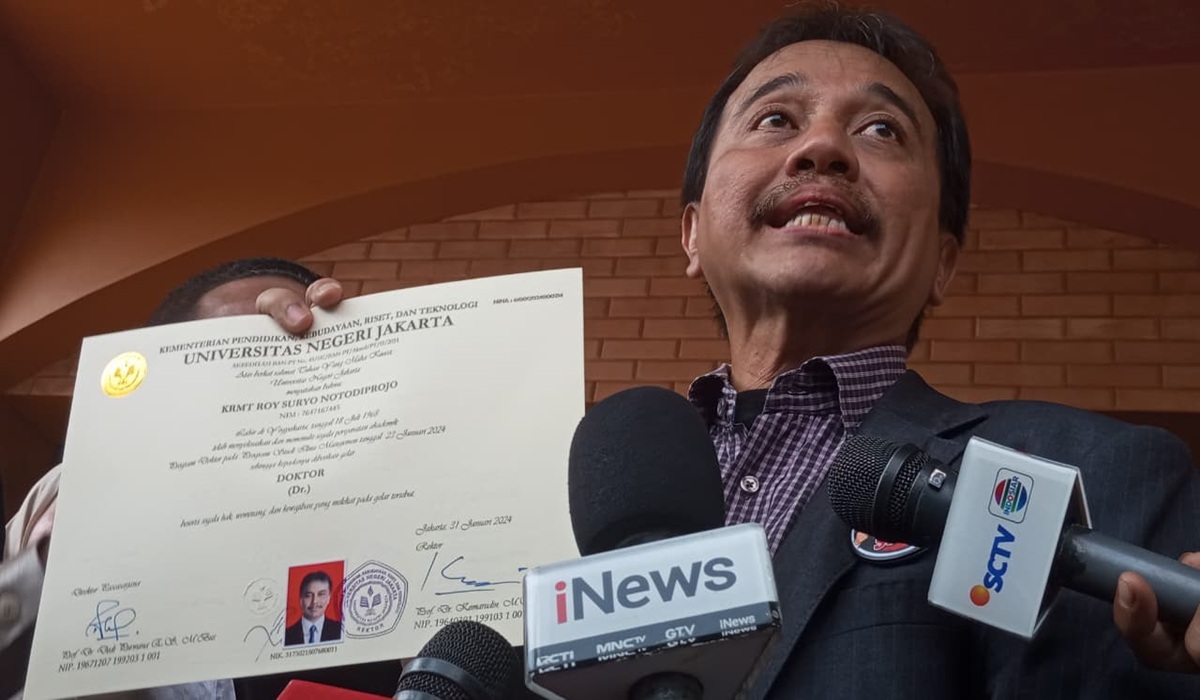 Roy Suryo Presents Original Diplomas After Pretrial Hearing