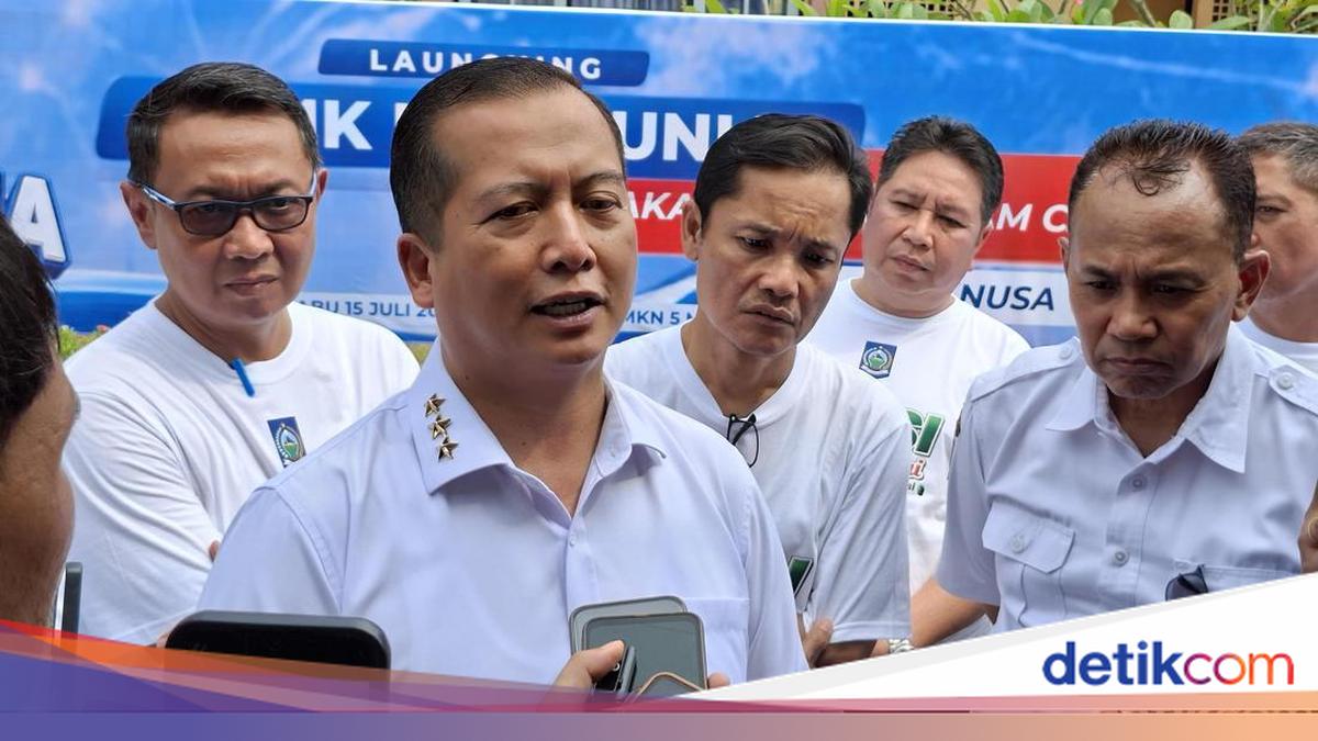 Iqbal Guarantees Free Treatment for Santri Burn Victims