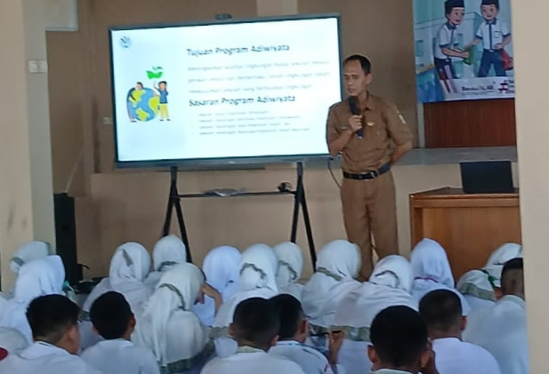 Bekasi Environmental Agency Promotes Adiwiyata Programme During School Orientation