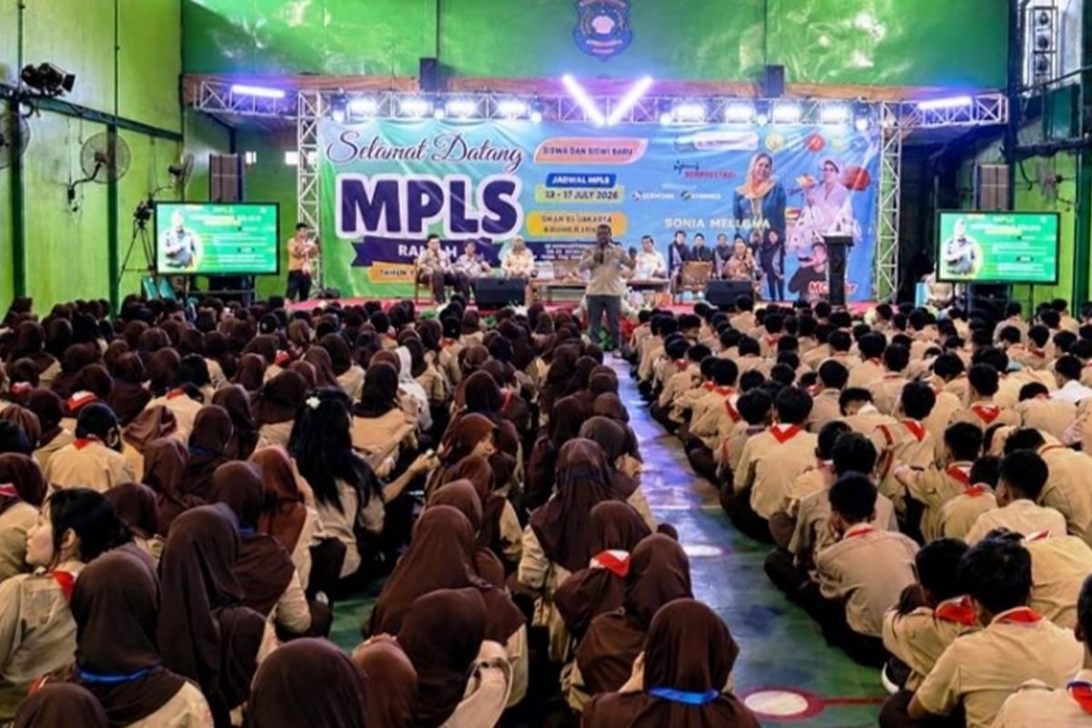 West Jakarta Satpol PP educates students on drug dangers on third day of MPLS