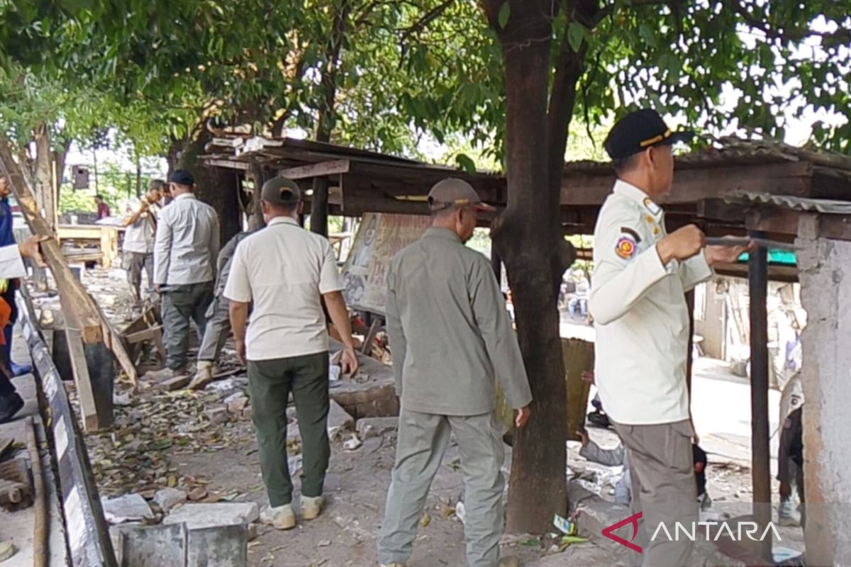 Joint forces clear illegal structures in Makasar, East Jakarta