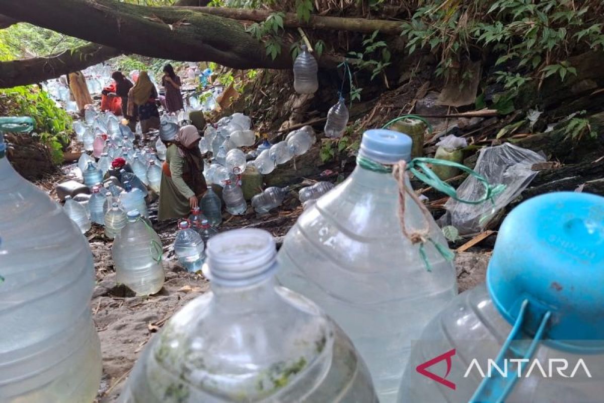 Natural spring becomes lifeline for Mekarsari residents amid Cilegon drought