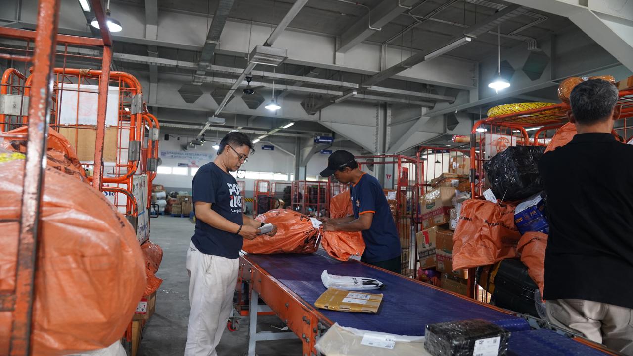 Online Shopping 7.7 Boosts Pos Indonesia Shipment Volume to 165 Tonnes per Day