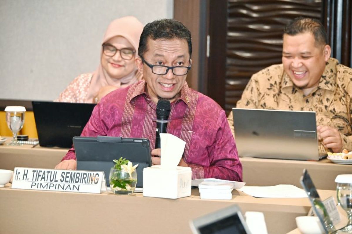 MPR Assessment Body Reviews National Economic System with Academics in Padang