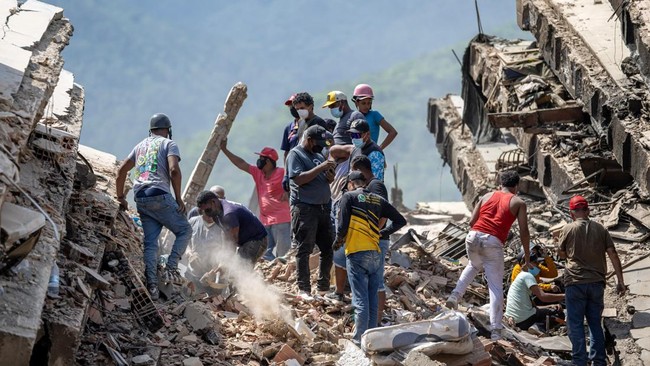 Venezuelan Anger Boils Over as Slow Earthquake Response Sparks Fury Against Government